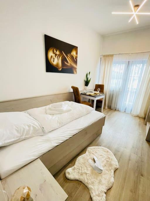 Fewo 20 - Appartement Im Rottalblick - Youngmodern Wohnen Mit Bademantelgang Zur Therme, Tv, Balkon Und Persoenlichem Gaesteempfang Von Astarte Estate บัด กรีสบาค ภายนอก รูปภาพ