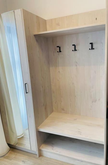 Fewo 20 - Appartement Im Rottalblick - Youngmodern Wohnen Mit Bademantelgang Zur Therme, Tv, Balkon Und Persoenlichem Gaesteempfang Von Astarte Estate บัด กรีสบาค ภายนอก รูปภาพ
